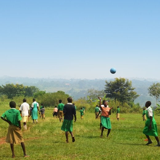 Barn spelar fotboll 