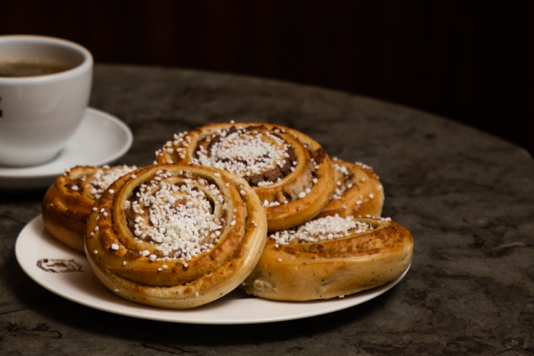 Ett fat med kanelbullar