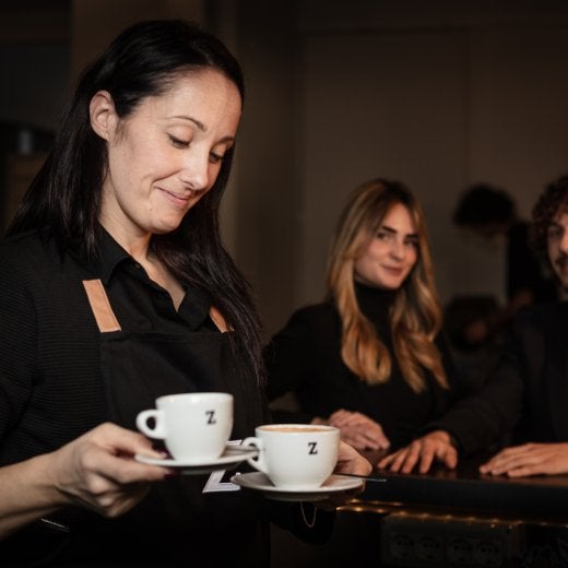 barista och två människor som dricker espresso 