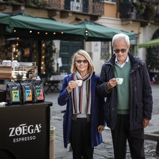 man och kvinna framför en kaffevagn 