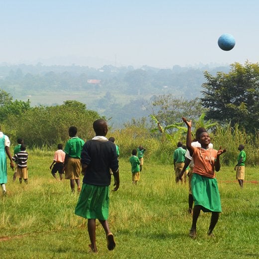 Barn som spelar fotboll 