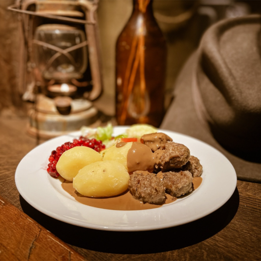 en tallrik med köttbullar och potatismos