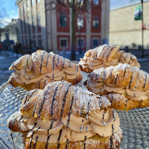 ett fat med chokladfyllda croissants