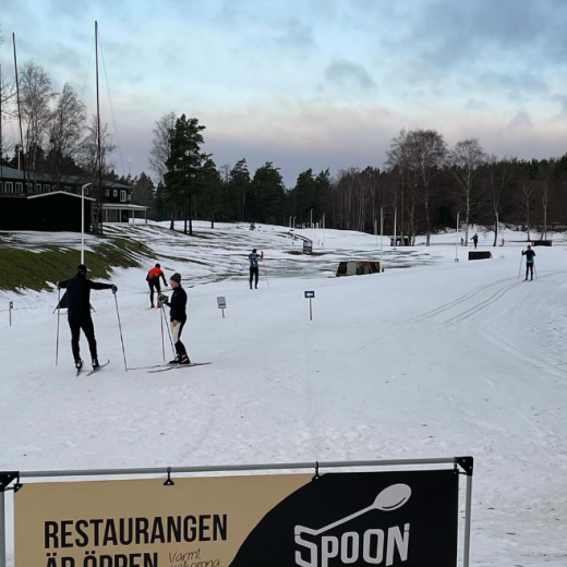 Skidbacke med reklamskylt för restaurang Spoon