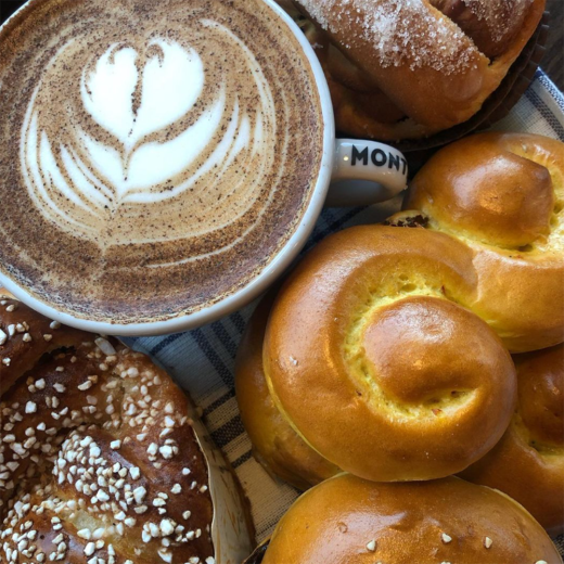 Cappucino med lussebullar och fikabrd